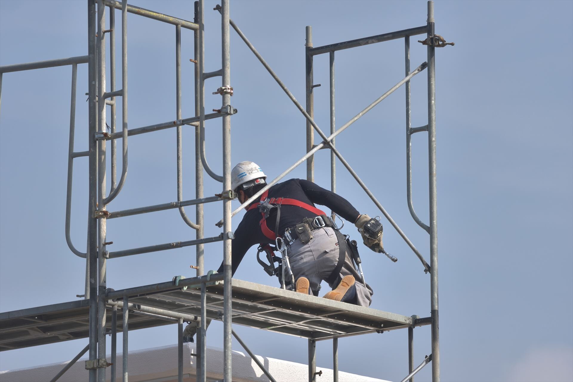 高所の足場を解体するスタッフ