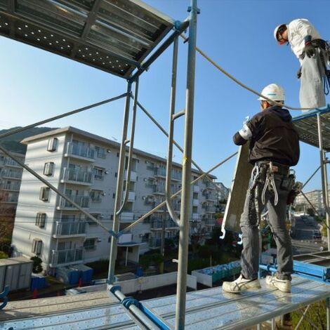 足場を解体する職人たち_M