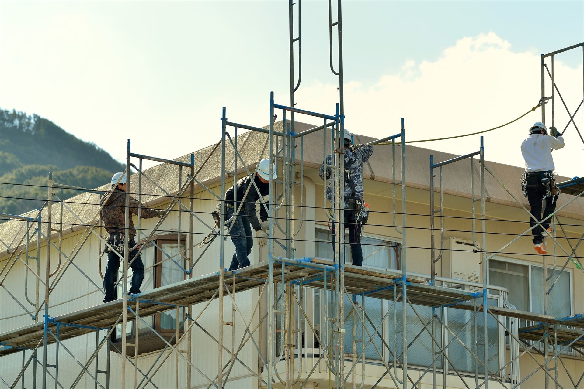 協力して足場を組み立てるスタッフたち