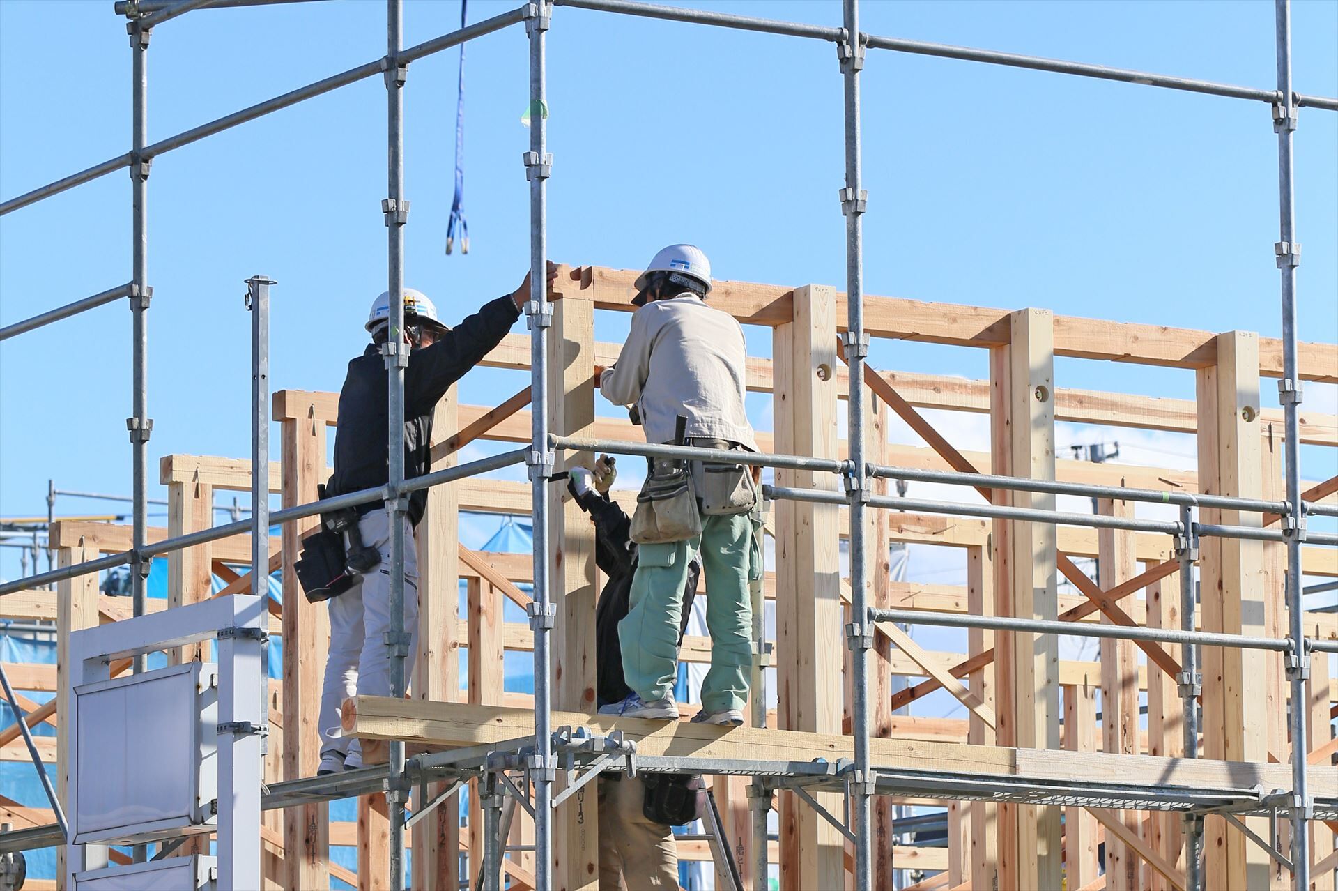 足場で作業する大工